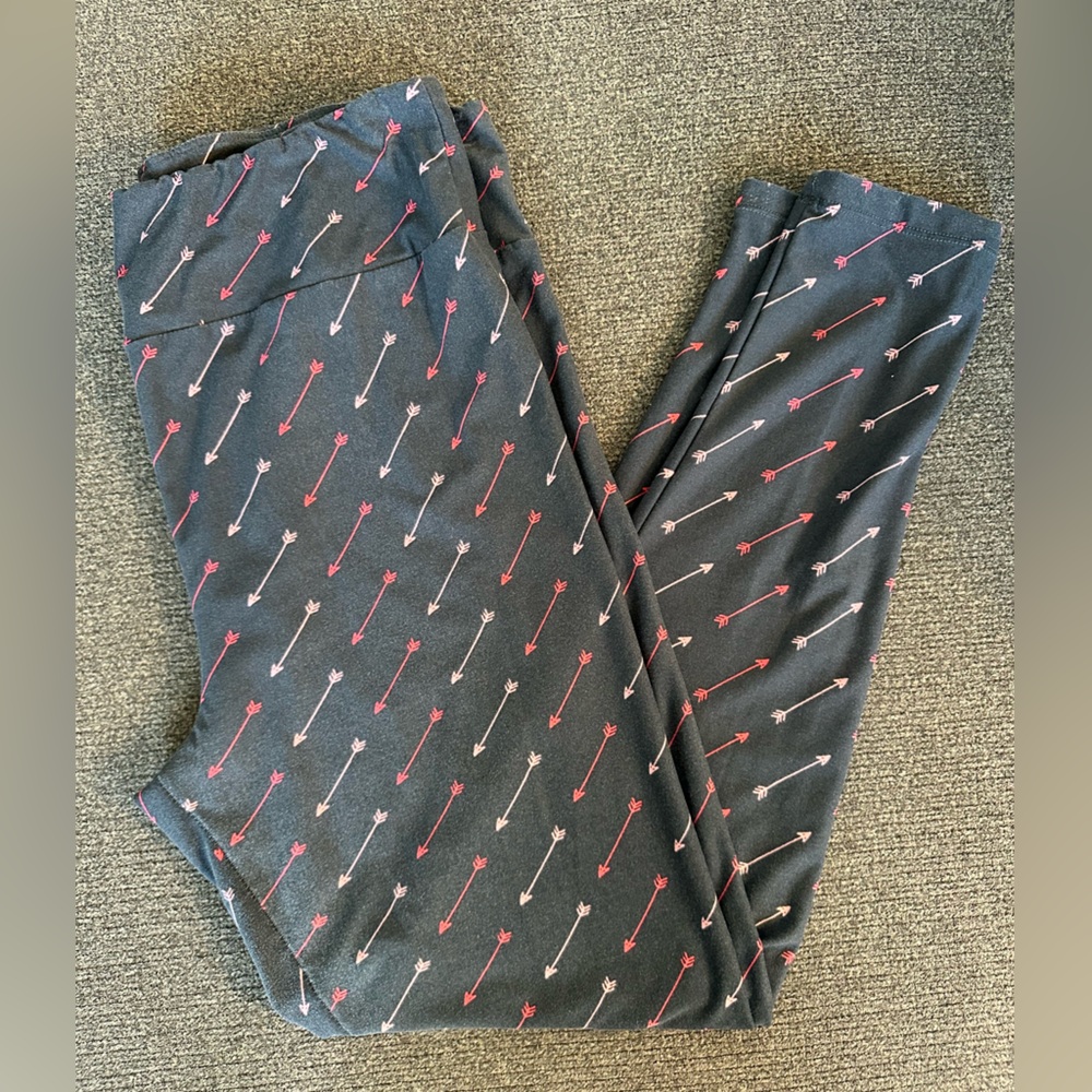 LuLaRoe leggings gray with pink and red hearts and arrows T/C